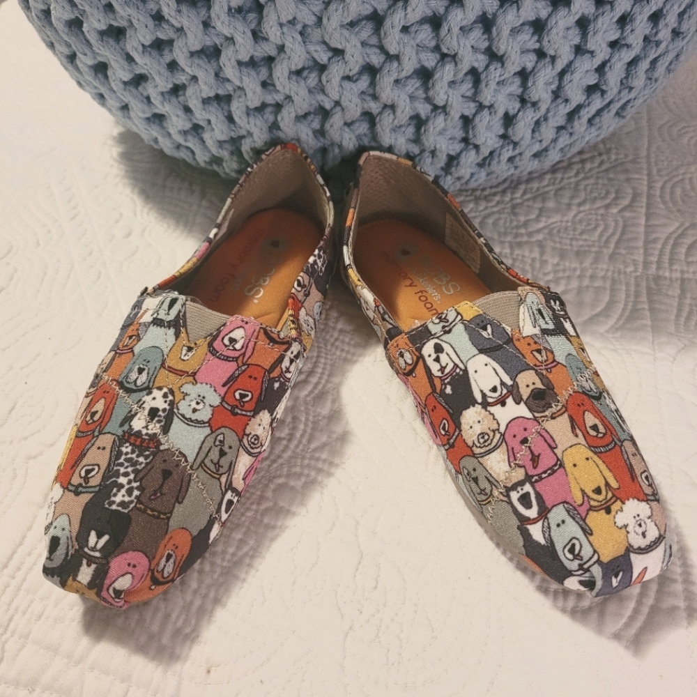 Bob's from skechers size 6 dog print